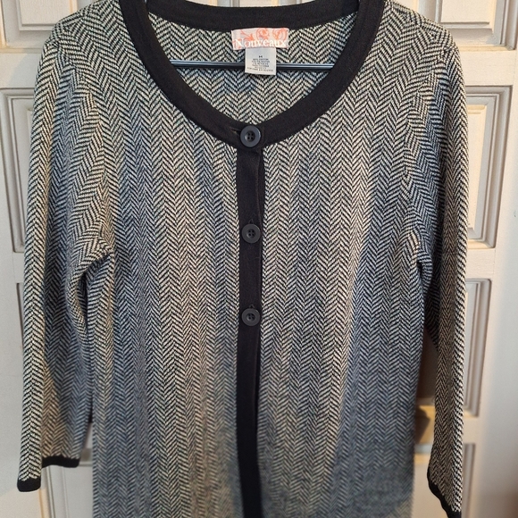 Nouveaux Women's Sweater SzM Knit Gray/Blk Contrast 3Button Closure Nice Look - Picture 5 of 7